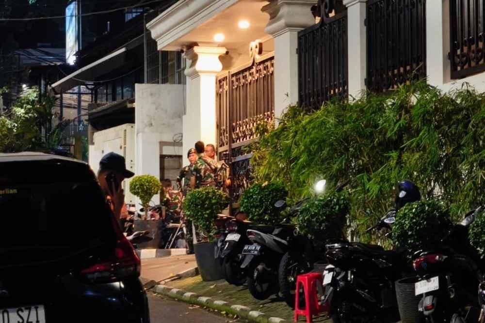 Dokumentasi penjagaan ketat kediaman Jampidsus Kejagung RI, Febrie Adriansyah di Jakarta Selatan, Rabu (8/7/2026)/Bisnis-Anshary Madya Sukma