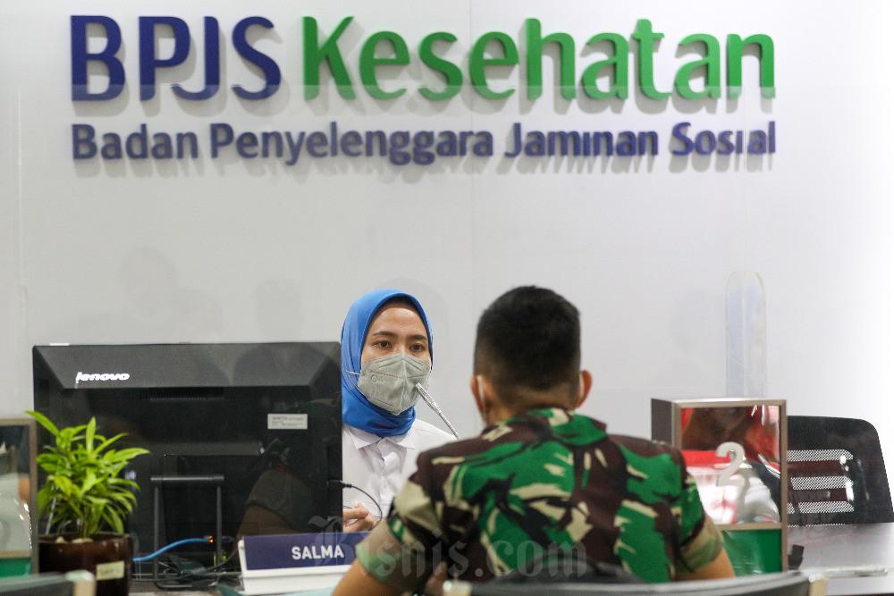 Pekerja melayani peserta JKN di kantor cabang Badan Penyelenggara Jaminan Sosial (BPJS) Kesehatan di Jakarta, Senin (6/2/2023). / Bisnis-Suselo Jati
