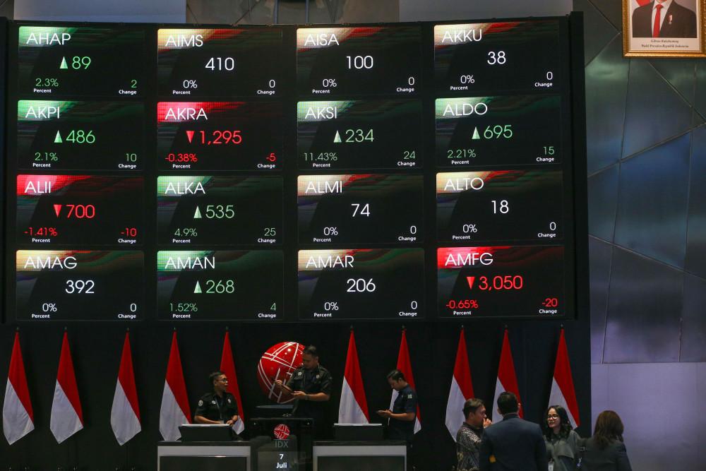 Pegawai beraktivitas di dekat papan informasi data saham di kantor BEI, Jakarta, Selasa (7/7/2026).Bisnis/Himawan L. Nugraha