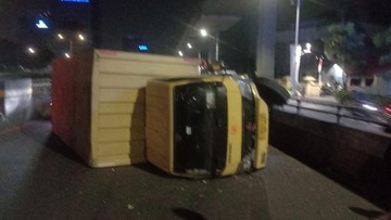 Dampak Kecelakaan Tunggal Truk di Flyover Kuningan, Arus Lalu Lintas Jakarta Selatan Tersendat