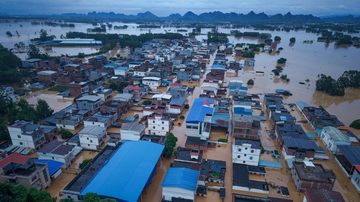 Foto: Pemandangan dari drone menunjukkan bangunan-bangunan yang sebagian terendam air banjir setelah hujan lebat akibat topan Maysak, di Hengzhou, Daerah Otonomi Guangxi Zhuang, Tiongkok, 6 Juli 2026. (VIA REUTERS/CHINA DAILY)