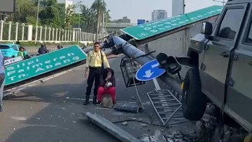 Dampak Kecelakaan Mobil Dinas TNI di Depan Gedung Parlemen, Tiang Rambu Roboh dan Lalu Lintas Lumpuh
