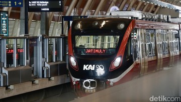 Layanan LRT Jabodebek Tersendat, Penumpang Terpaksa Turun di Stasiun Cikunir 2