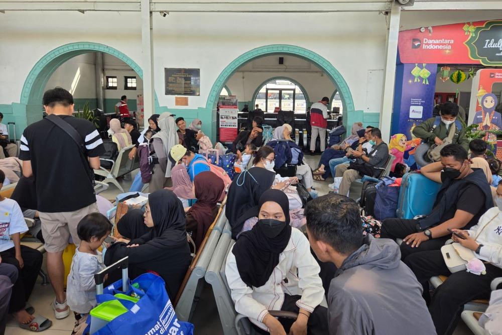 Suasana pemudik yang memadati Stasiun Pasar Senen, Jakarta Pusat pada H-3 Lebaran atau Rabu (18/3/2026). Bisnis/Mochammad Ryan H