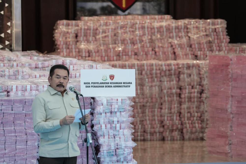 Jaksa Agung ST Burhanuddin memberikan paparan saat konferensi pers Penyerahan Hasil Penyelamatan Keuangan Negara di Kejaksaan Agung, Jakarta, Rabu (24/12/2025). Kejaksaan Agung menyerahkan uang senilai
Rp6.625.294.190.469,74 hasil penagihan denda administratif dan penyelamatan keuangan negara kepada pemerintah. JIBI/Bisnis/Fanny Kusumawardhani