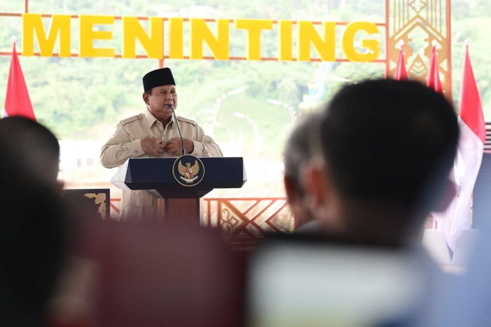 Presiden Prabowo Subianto saat meresmikan pembangunan lima bendungan yang tersebar di sejumlah wilayah di Indonesia, di Bendungan Meninting, Kabupaten Lombok Barat, Provinsi Nusa Tenggara Barat (NTB), pada Jumat, (10/7/2026)/BPMI Setpres-Muchlis Jr