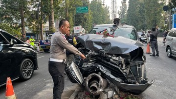 Kecelakaan Tragis di Dago: Minibus Hantam Tiang PJU, Dua Penumpang Diduga Kabur