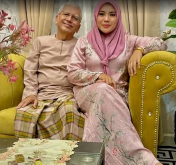 Menikah beda usia 48 tahun, Che Zainun (32) kerap dikira anak dari suaminya yang berusia 80 tahun. Foto: Dok/8days.