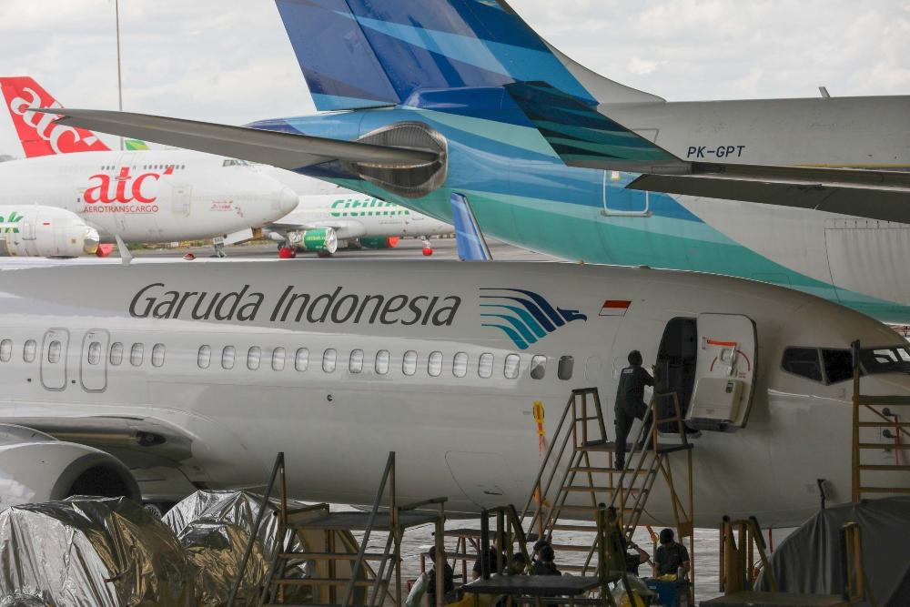 Pegawai melakukan perawatan pesawat milik grup Garuda Indonesia di Hanggar GMF AeroAsia Bandara Soekarno Hatta, Tangerang, Banten, belum lama ini. Bisnis/Himawan L Nugraha