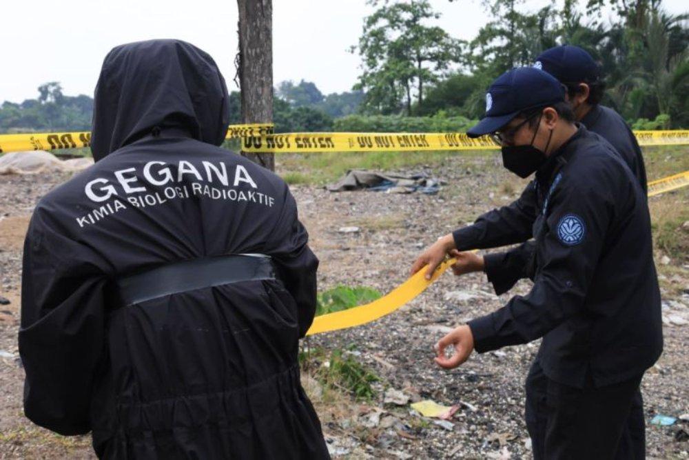 Anggota Satgas Penanganan Radiasi Radionuklida Cs-13 dari Gegana Polri dan KLH memasang pembatas dari lokasi dengan tingkat paparan Cesium-137 di atas batas normal di Kawasan Industri Modern Cikande, Kabupaten Serang, Banten pada Selasa (7/10/2025) ANTARA/HO-KLH