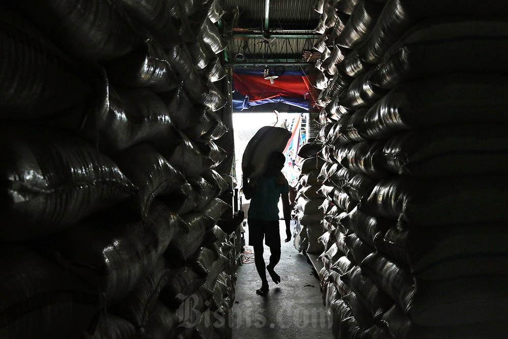 Pekerja informal: Buruh mengangkut karung beras di Pasar Induk Beras Cipinang, Jakarta. / Bisnis-Eusebio Chrysnamurti