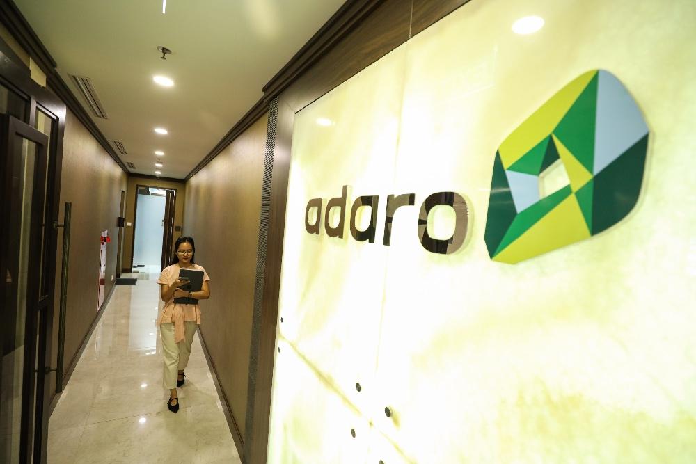 Karyawati beraktivitas di kantor PT Adaro Resources Indonesia Tbk. (ADRO) di Jakarta, Selasa 25/6/2024). Pada tahun ini perseroan melalui PT Kalimantan Aluminium Industry (KAI) menargetkan penjualan aluminium ingot hingga 350.000 ton untuk memenuhi pasar domestik dan kebutuhan ekspor. /JIBI/Bisnis/Arief Hermawan P