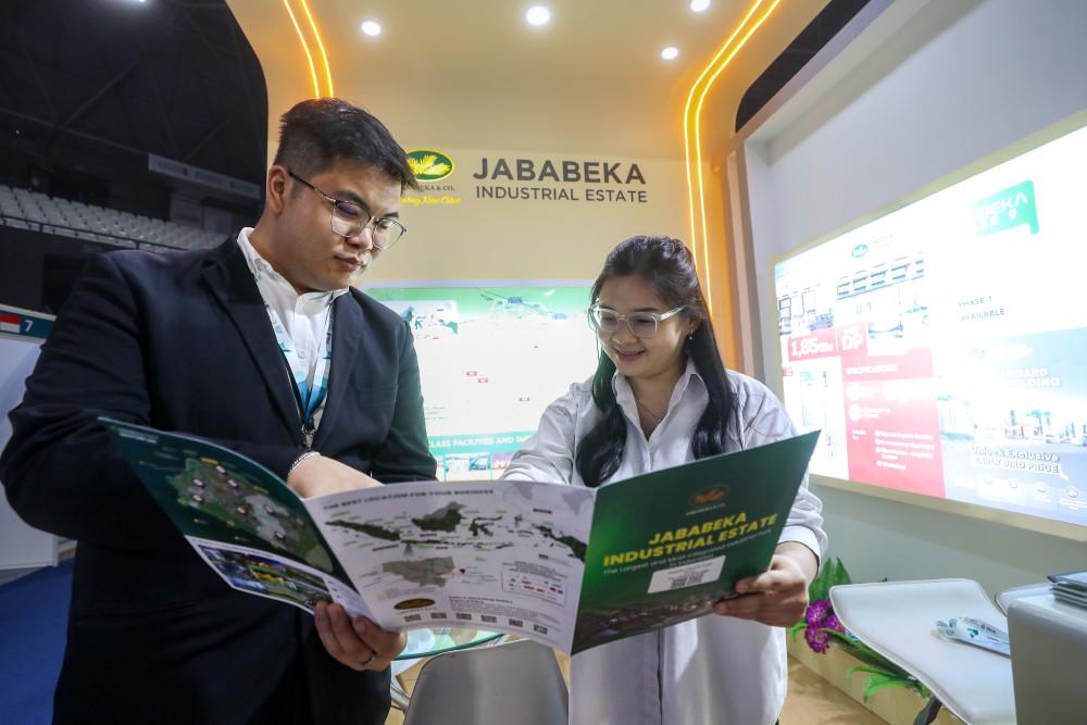 Karyawan memberikan informasi pada pengunjung anjungan Jababeka di Jakarta, Kamis (9/7/2026). Bisnis/Abdurachman
