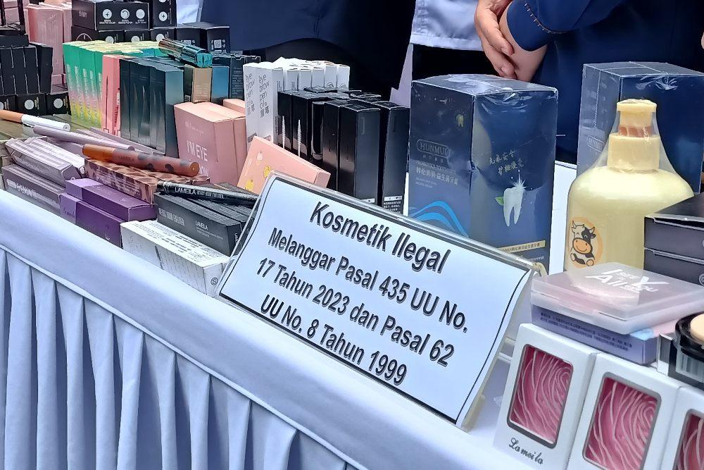 Kementerian Perdagangan (Kemendag) beserta Badan Pengawas Obat dan Makanan (BPOM) menggelar ekspos hasil pengawasan terhadap barang tertentu yang diberlakukan tata niaga impor untuk komoditas kosmetik di Kantor BPOM, Jakarta Pusat, Senin (30/9/2024) - BISNIS/Ni Luh Anggela.