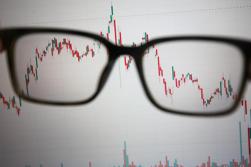 Investor mengamati data saham menggunakan gawai di Jakarta, Minggu (12/7/2026). Bisnis/Himawan L. Nugraha