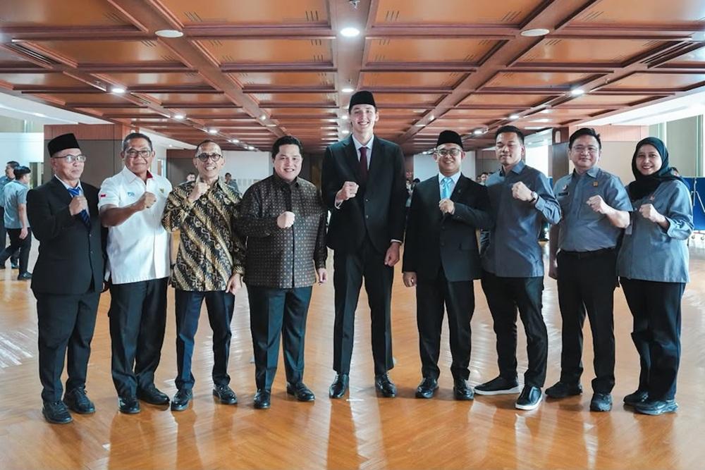 Ketua Umum PSSI Erick Thohir menyambut bergabungnya Mitchell Baker sebagai Warga Negara Indonesia (WNI) setelah merampungkan naturalisasi. / PSSI