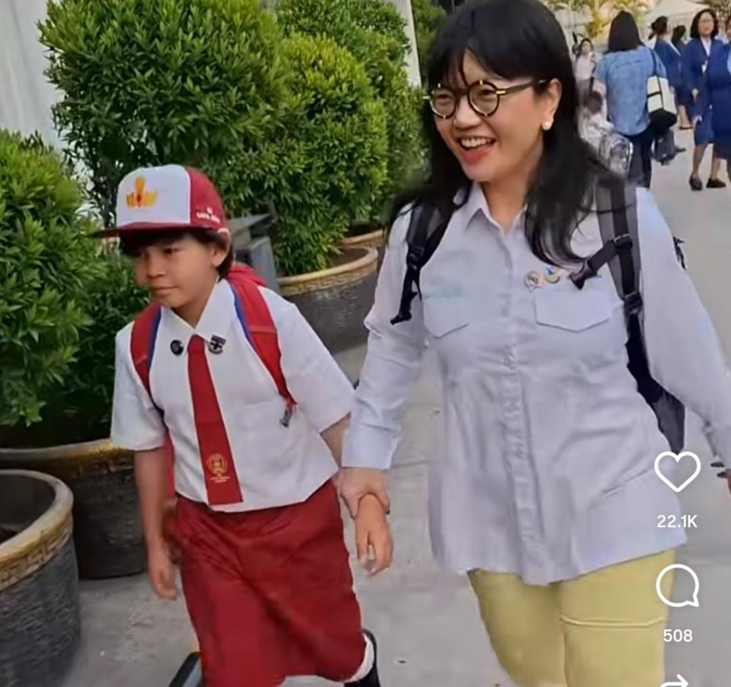 Wamendiktisaintek Stella Christie antar anak sekolah hari pertama. Foto: Instagram @prof.stellachristie