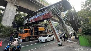 JPO di Tendean, Jakarta Selatan, nyaris roboh setelah ditabrak truk pengangkut alat berat. (Adhfar/detikcom)