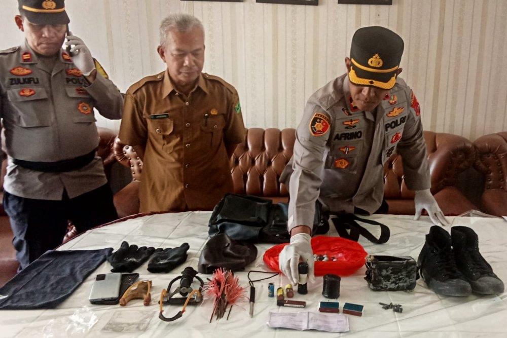 Polisi memperlihatkan sejumlah barang yang disita terkait ledakan di MAN 3 Padang/dok.Polri