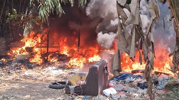 Api Melalap Lahan Kosong Cibinong Akibat Kelalaian Pembakaran Sampah