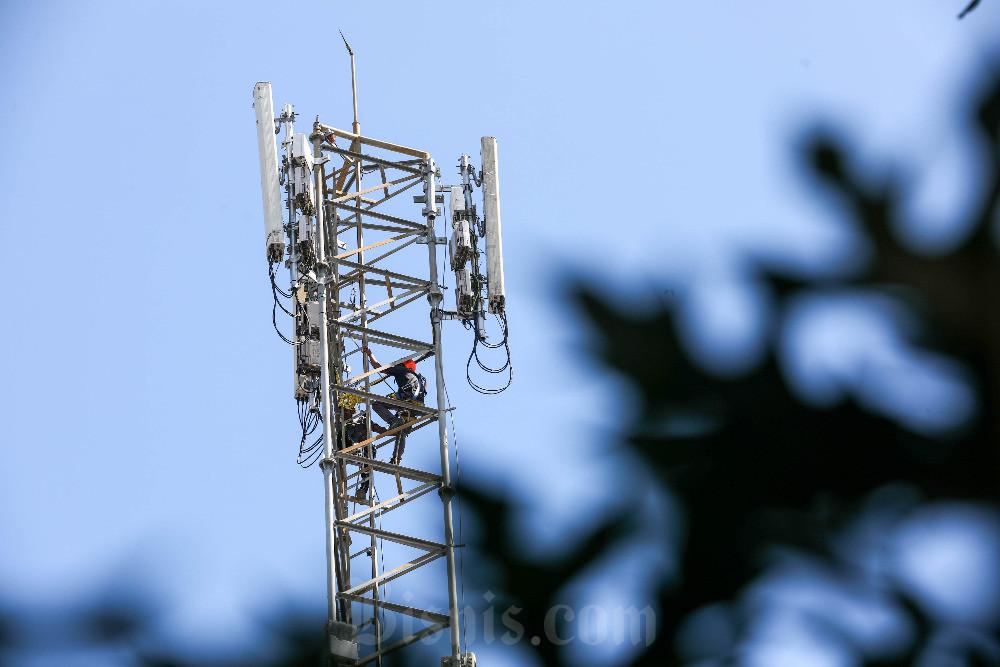 Teknisi melakukan perawatan menara BTS di Jakarta, Selasa (19/3/2024). Bisnis/Himawan L Nugraha