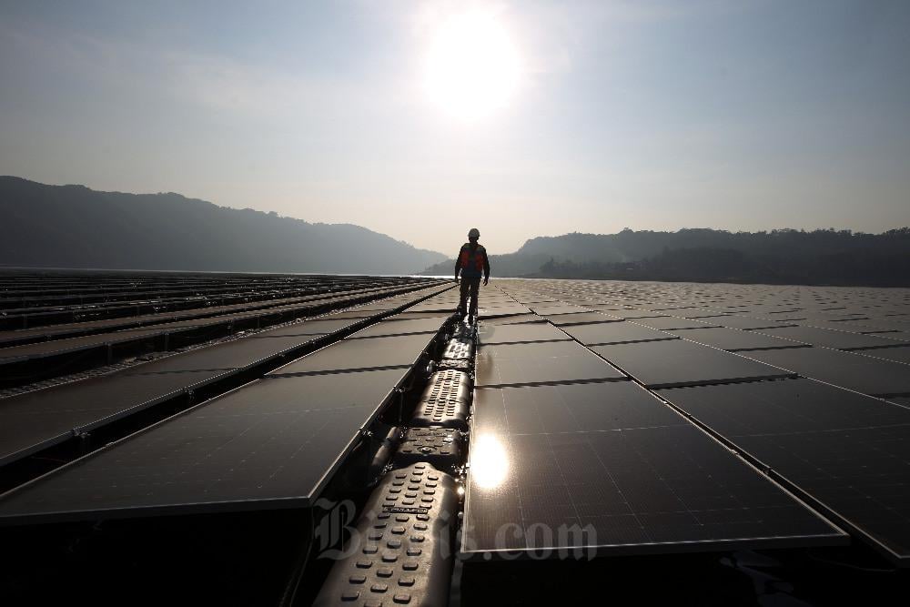Teknisi melakukan pengecekan rutin pada proyek pembangunan Pembangkit Listrik Tenaga Surya (PLTS) Terapung Cirata di Waduk Cirata, Kabupaten Purwakarta, Jawa Barat, Selasa (26/9/2023). Bisnis/Rachman