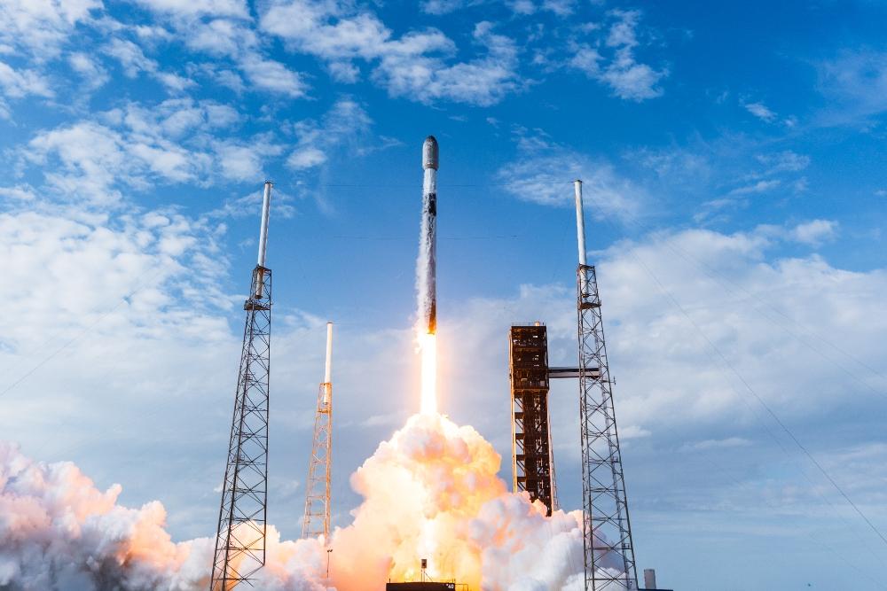 Peluncuran satelit Starlink oleh roket Falcon 9 milik SpaceX./x.com @SpaceX