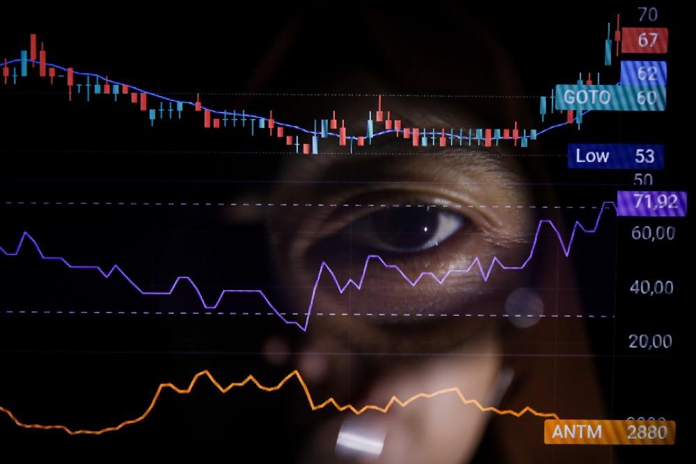 Investor mengamati pergerakan harga saham di Depok, Jawa Barat, Selasa (10/2/2026)./JIBI/Bisnis/Arief Hermawan P