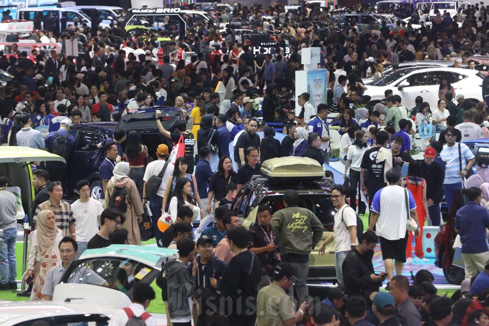 Pengunjung memadati ruang pamer kendaraan saat berlangsungnya acara Gaikindo Indonesia International Auto Show (GIIAS) 2025 di Indonesia Convention Exhibition (ICE) BSD, Serpong, Kabupaten Tangerang, Banten, Sabtu (2/8/2025). Bisnis/Eusebio Chrysnamurti