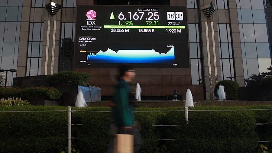 Karyawan di depan layar pergerakan harga saham (IHSG) di Bursa Efek Indonesia (BEI), Jumat (22/5/2026). (Bloomberg Technoz/Andrean Kristianto)