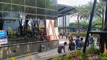 Insiden di SCBD: Mobil Menabrak Gedung, Kaca Bangunan Pecah