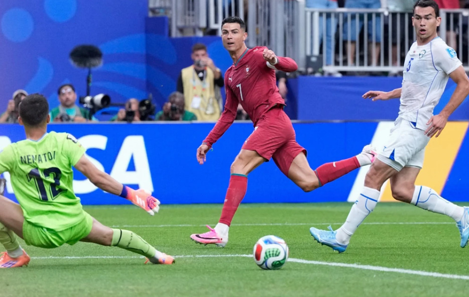Cristiano Ronaldo mencetak gol ke gawang Uzbekistan pada penyisihan grup K Foto: AP Photo/Ashley Landis