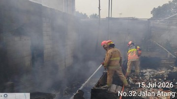 Api Lahap Rumah Panggung Bambu di Kemang Bogor, Dugaan Korsleting Listrik Jadi Pemicu