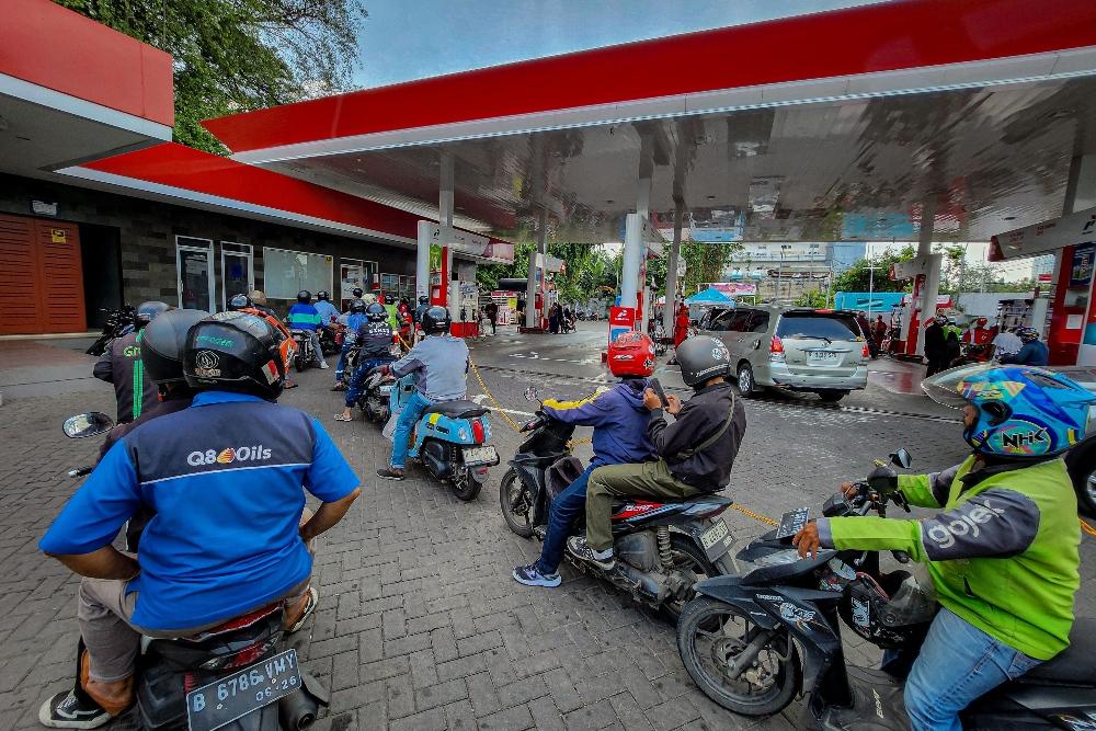Sejumlah kendaraan antre untuk melakukan pengisian bahan bakar minyak (BBM) di salah satu Stasiun Pengisian Bahan Bakar Umum (SPBU) di Jakarta, Selasa (12/5/2026)./Bisnis-Eusebio Chrysnamurti