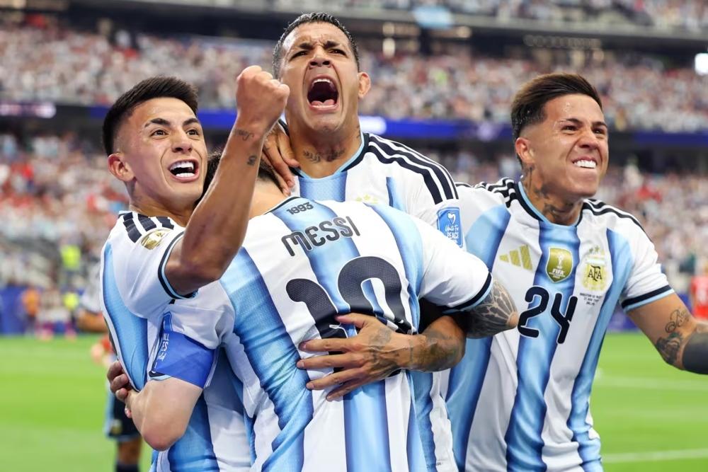 Timnas Argentina merayakan gol yang dicetak Lionel Messi/Dok. FIFA