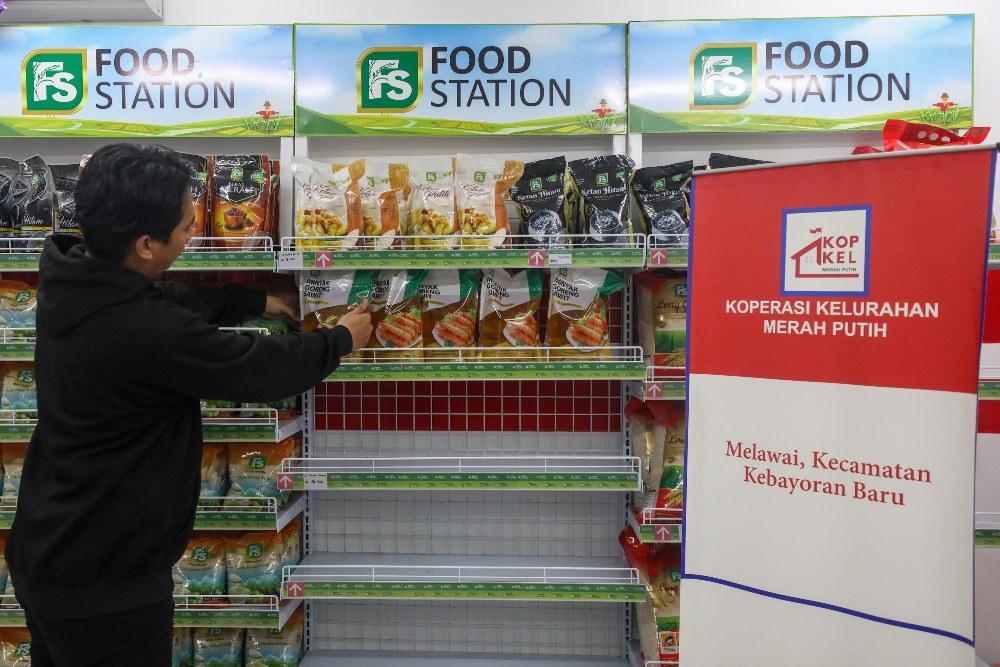 Warga membeli barang kebutuhan di gerai Koperasi Kelurahan/Desa Merah Putih Melawai Kebayoran Baru, Jakarta, Selasa (7/4/2026)./Bisnis-Himawan L. Nugraha