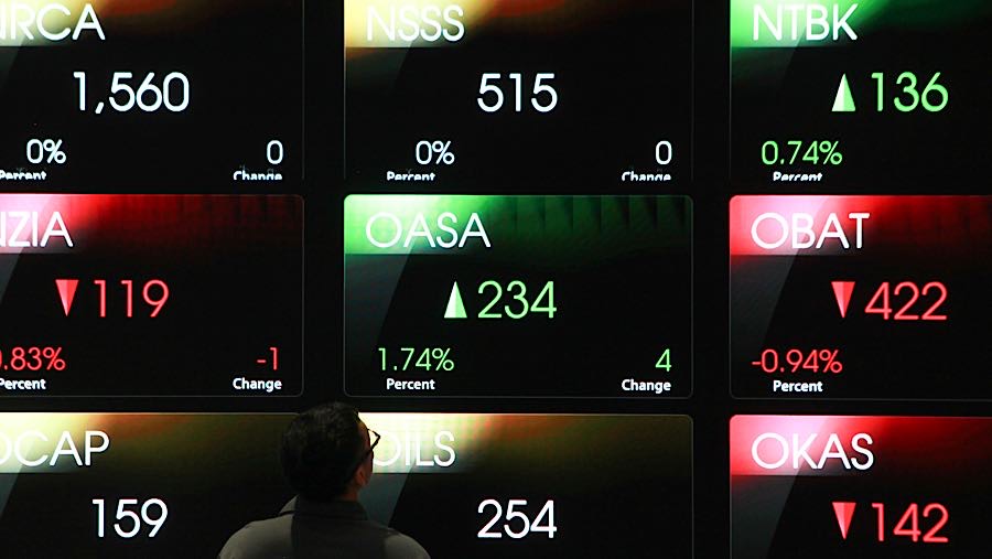 Karyawan di depan layar indeks harga saham gabungan (IHSG) di Bursa Efek Indonesia (BEI), Rabu (26/11/2025). (Bloomberg Technoz/Andrean Kristianto)