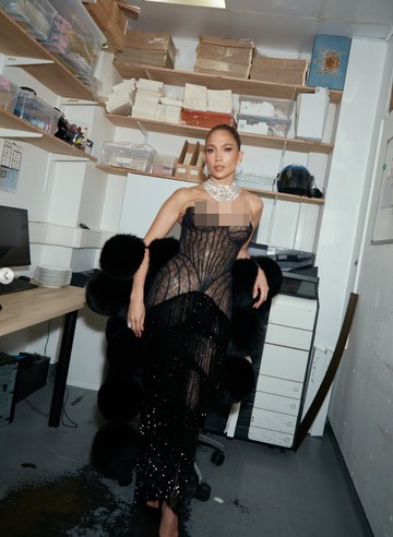 Ilustrasi: Kilau Paris: J.Lo Rayakan Ulang Tahun ke-57 dengan Tiga Gaun Mewah dan Perhiasan Ratusan Karat