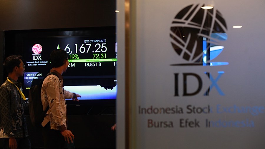 Karyawan di depan layar pergerakan harga saham (IHSG) di Bursa Efek Indonesia (BEI), Jumat (22/5/2026). (Bloomberg Technoz/Andrean Kristianto)