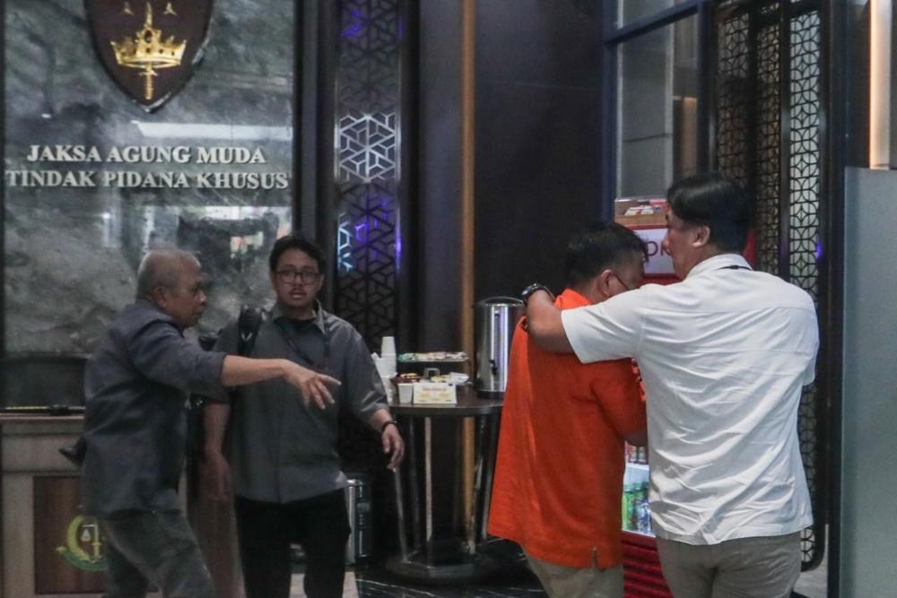 Tersangka kasus dugaan tindak pidana korupsi dan pencucian uang Don Ritto tiba di Gedung Bundar Kejaksaan Agung, Jakarta, Jumat (17/7/2026). Polda Metro Jaya melimpahkan tiga perkara kasus dugaan korupsi hingga pencucian uang yang melibatkan eks Jampidsus Febrie Adriansyah ke Kejaksaan Agung. JIBI/Bisnis/Fanny Kusumawardhani