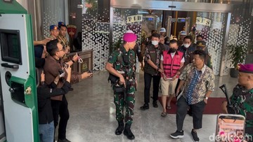 Sorotan Perubahan Busana Tahanan Don Ritto Saat Dilimpahkan ke Kejaksaan Agung