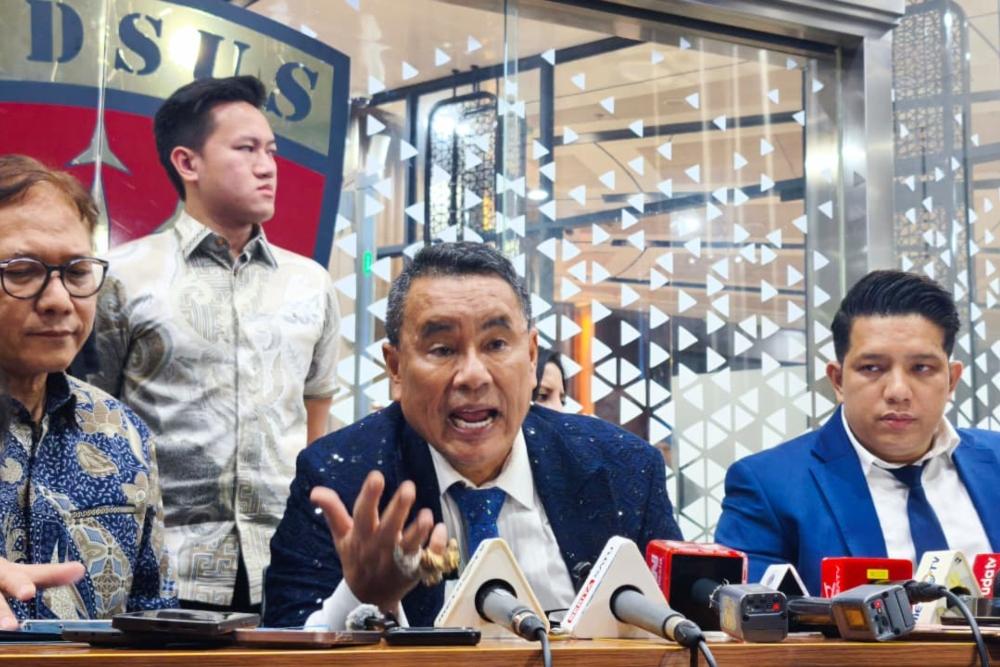 (Tengah) Pengacara Febrie Adriansyah, Hotman Paris Hutapea di Kejagung, Jumat (17/7/2026)/Bisnis-Anshary Madya Sukma