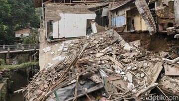 Duka di Gegerkalong: Longsor Hancurkan Masjid dan Rumah Warga, Aktivitas Ibadah Terhenti