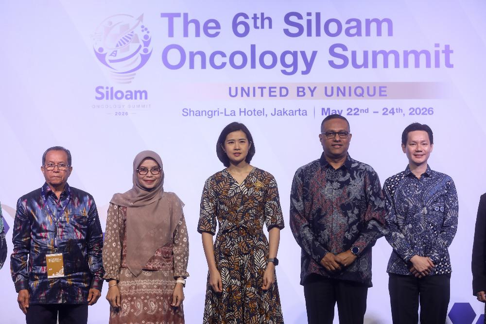 Ketua MKEK IDI Wilayah Jakarta Andi Arus Victor (dari kiri), Kepala Bidang Pelayanan Kesehatan Dinas Kesehatan Provinsi Jakarta Ratna Sari, CEO Siloam International Hospitals Caroline Riady, COO Siloam International Hospitals Sumanta Ray, dan Executive Director of MRCCC Siloam Semanggi Edy Gunawan saat pembukaan The 6th Siloam Oncology Summit 2026 di Jakarta, Sabtu (23/5/2026). / Bisnis-Abdurachman