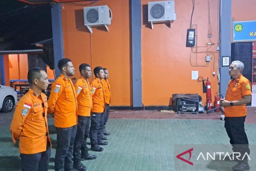 Tim Search and Rescue (SAR) Manokwari menggelar operasi pencarian presenter TVRI Papua Barat, Yanto Idorway, yang diduga hanyut setelah terseret arus sungai di Air Terjun Memti, Papua Barat pada Sabtu (18/7/2026). / dok. Antara