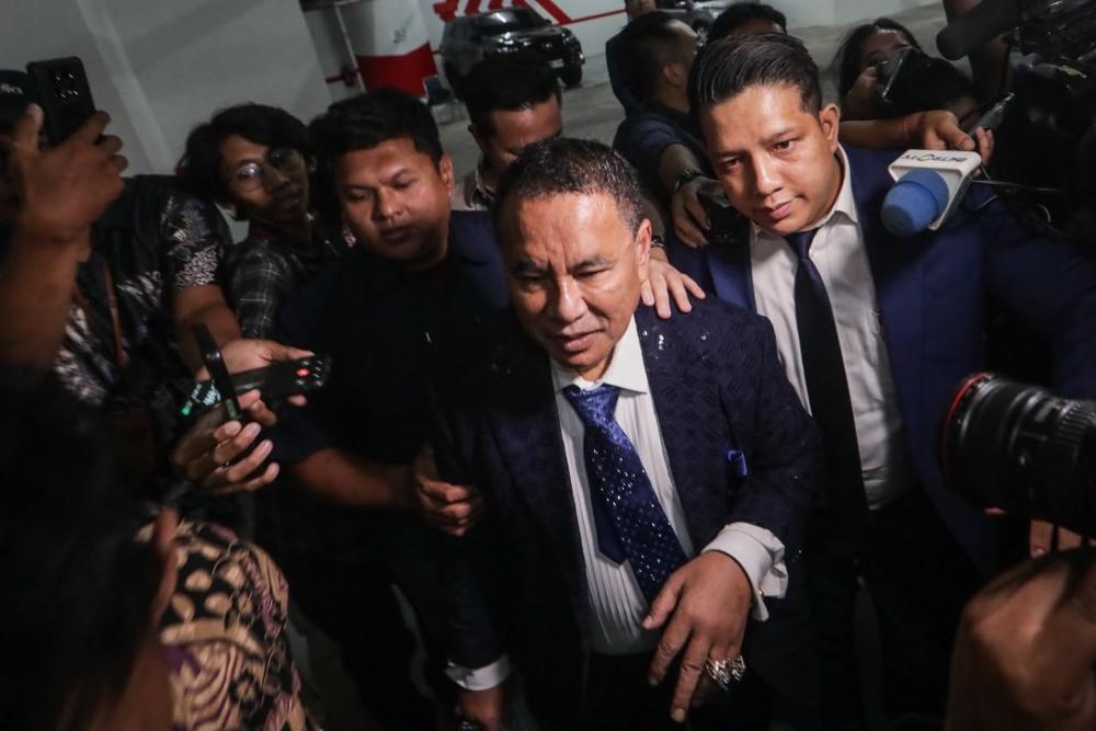 Pengacara Hotman Paris Hutapea tiba di Gedung Bundar Kejaksaan Agung, Jakarta pada Jumat (17/7/2026). / Bisnis-Fanny Kusumawardhani