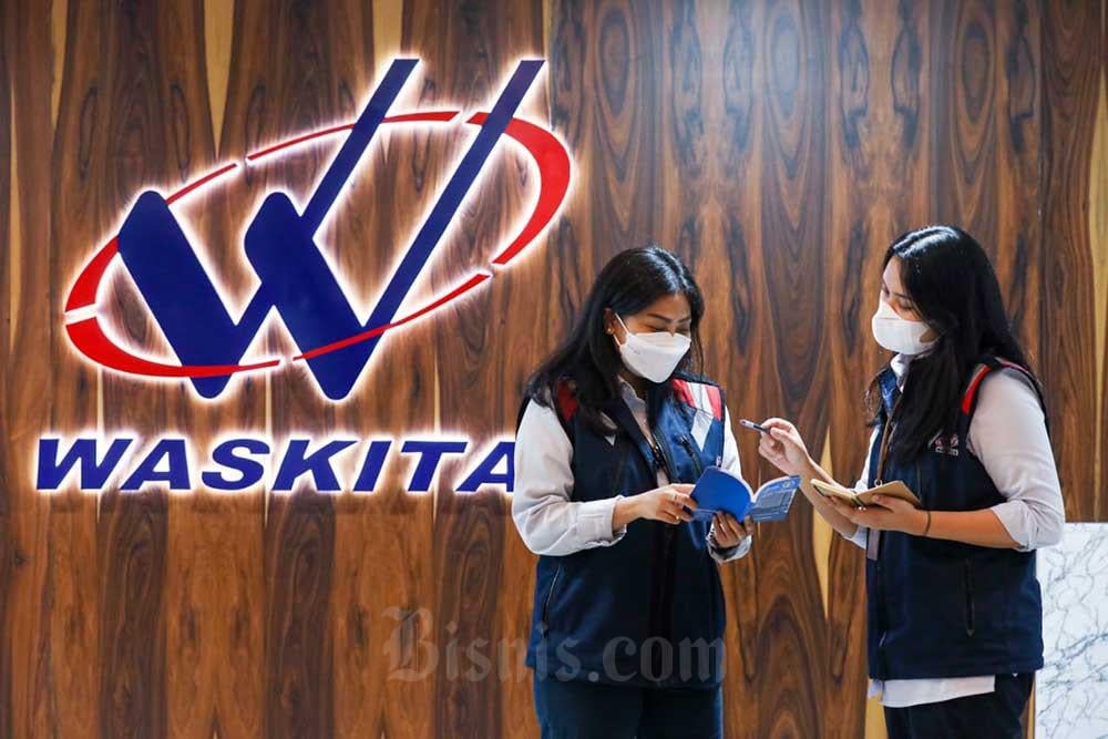 Karyawan beraktivitas disekitar logo PT Waskita Karya (Persero) Tbk. (WSKT). / Bisnis-Abdurachman