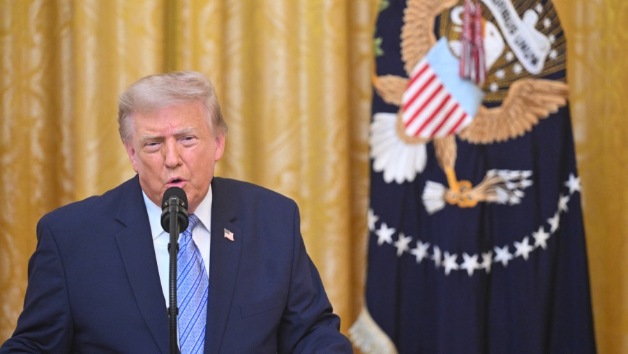 Presiden AS Donald Trump menyampaikan pidato di Gedung Putih di Washington, DC pada 16 Juli. (Fotografer: Pool/Getty Images via Bloomberg)