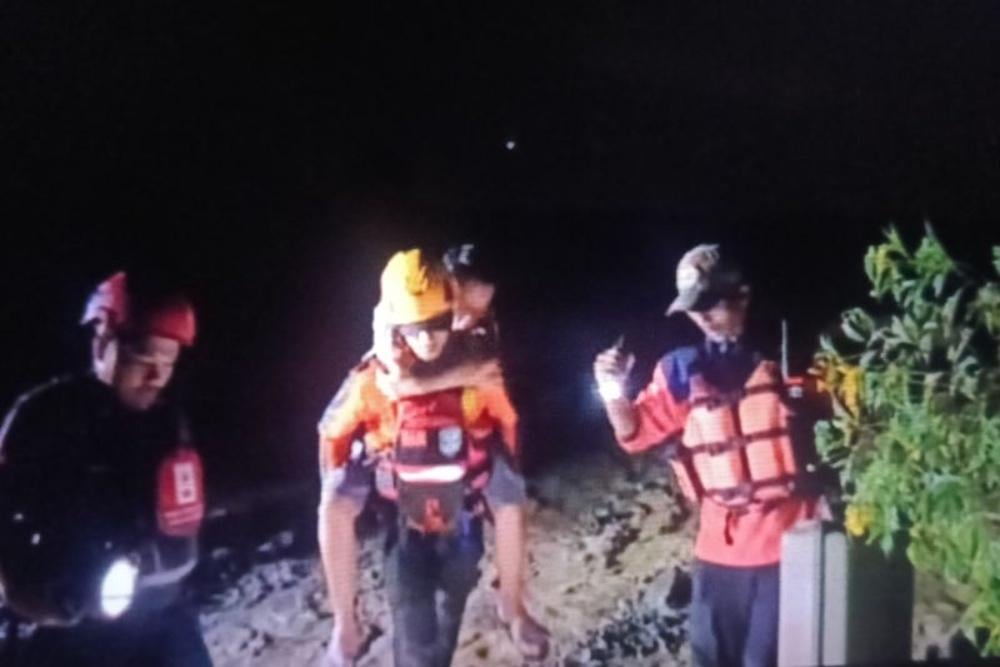 Tim gabungan Pemkab Agam sedang mengevakuasi warga yang terjebak banjir di Sungai Batang, Kecamatan Tanjung Raya, Sabtu (18/7/2026). ANTARA/HO-BPBD Agam.