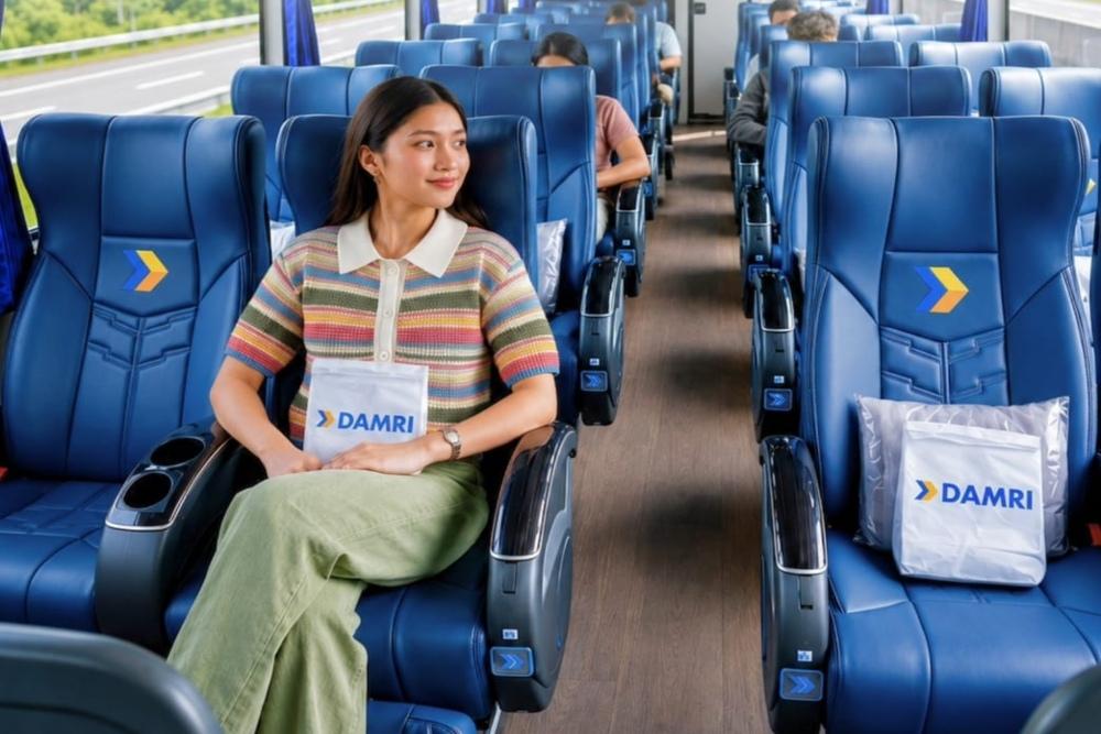 Penumpang menikmati perjalanan dengan menggunakan Bus Damri/platform.x